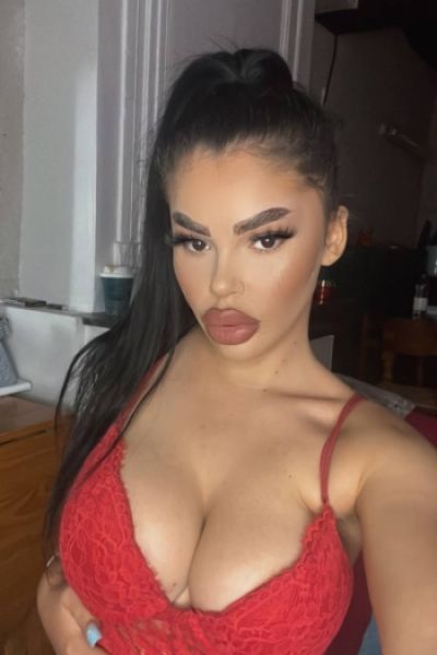 Selfie of Skylar with very sexy red blowjob lips 