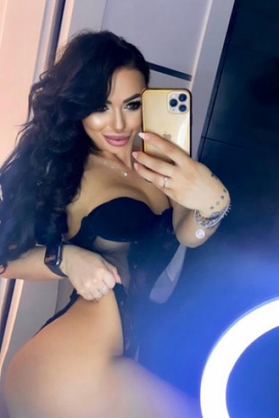 Mirror selfie of a sexy brunette escort named Lucy 