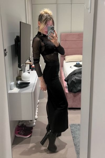 Selfie of Zendaia wearing a black dress 